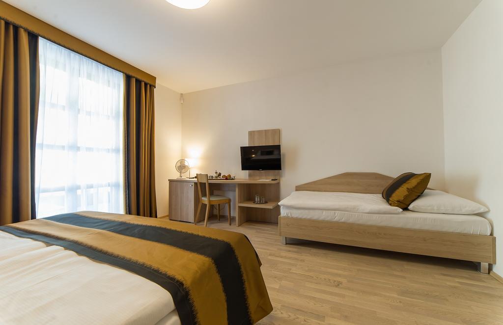 מלון Garni Castle Bridge 4*