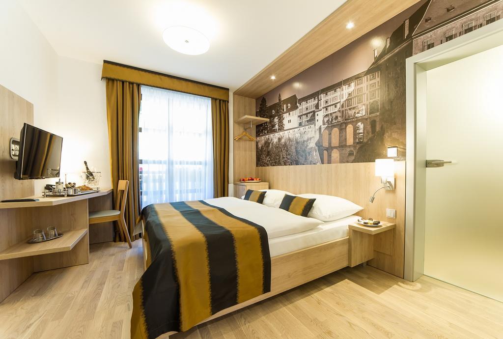 מלון Garni Castle Bridge 4*